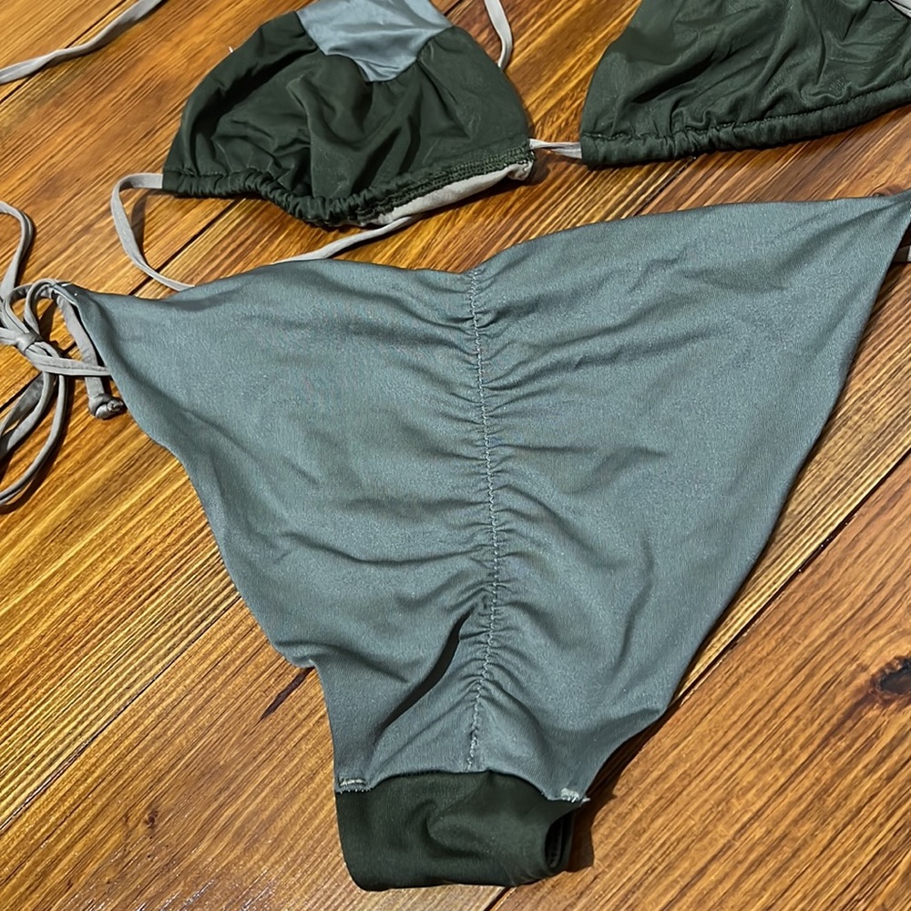 Bikini - Picture 3 of 3